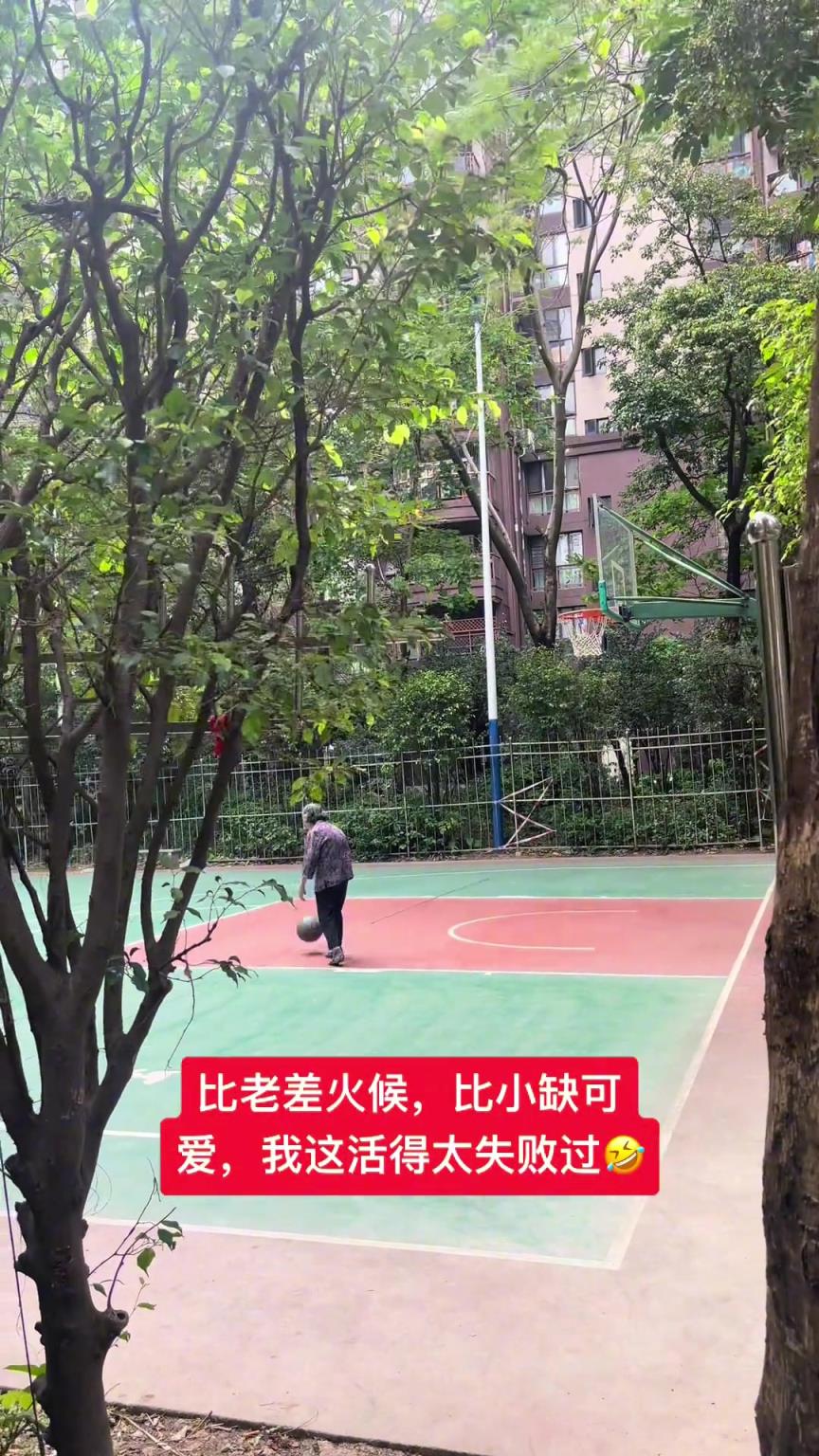 這阿婆單手一投一個(gè)準(zhǔn)，姜還是老的辣