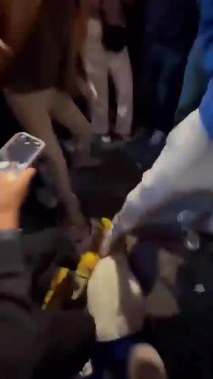 驚！尼克斯大勝步行者后，哈利伯頓遭主場(chǎng)球迷群毆