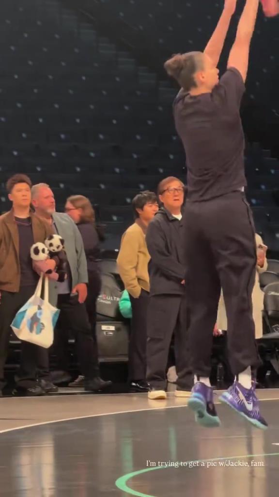 71歲成龍現(xiàn)身巴克萊中心看女籃比賽：她們投籃怎么那么準(zhǔn)?。?！
